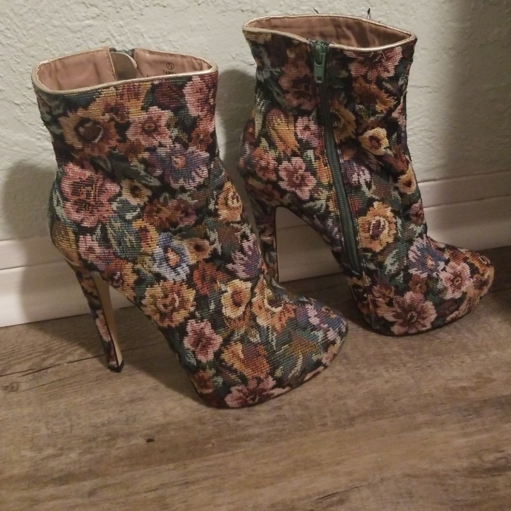 Bucco sz 7.5 platform heel boots floral print